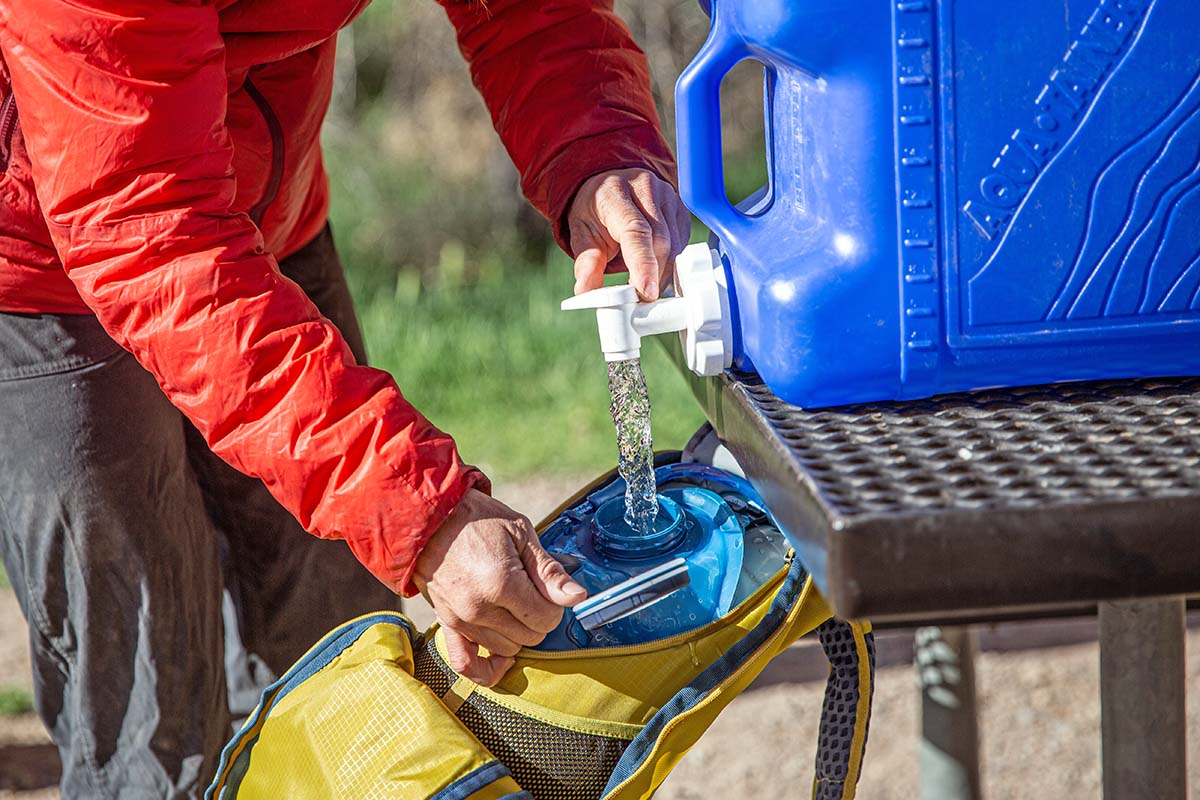 Filling up hydration bladder with twist cap
